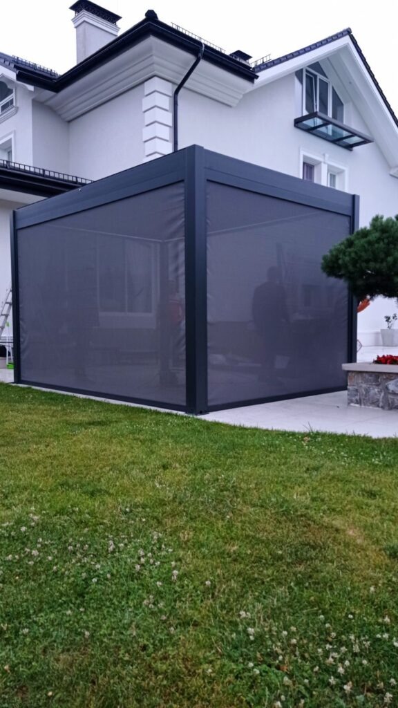 Bioklimatická pergola se ZIP bočními závěsy – plně uzavřený stav